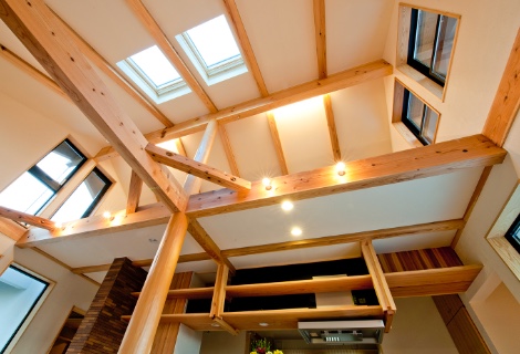 ２階ロフト及び天窓付き構造化粧梁表し天井