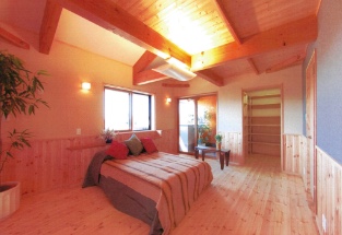 床及び腰壁無垢パイン板張の寝室